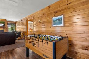 pared de madera con tablero de ajedrez en una habitación en Poplar Point Condo Unit 12F, en Pigeon Forge