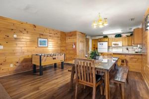 Un comedor con mesa y una sala de juegos. en Poplar Point Condo Unit 12F, en Pigeon Forge