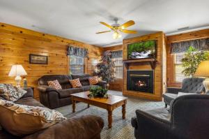 Una sala de estar con muebles de cuero y chimenea. en Poplar Point Condo Unit 12F, en Pigeon Forge