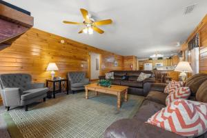 Una sala de estar llena de muebles y un ventilador de techo. en Poplar Point Condo Unit 12F, en Pigeon Forge 34 fotos más