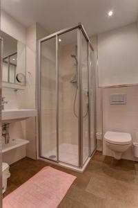 a bathroom with a shower and a toilet at Pension Roman in Pettneu am Arlberg
