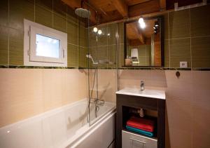 ein Bad mit einer Badewanne, einem Waschbecken und einer Dusche in der Unterkunft L'Hippocampe in Bouzigues