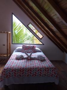 Chalet del Pacífico في جاما: غرفة نوم بسرير مع نافذة كبيرة