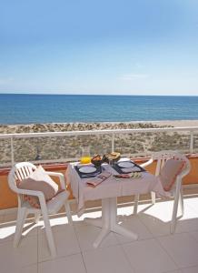 a table and chairs on a balcony overlooking the ocean at Apartamentos Golf Mar I & II by La Costa Resort in Pals