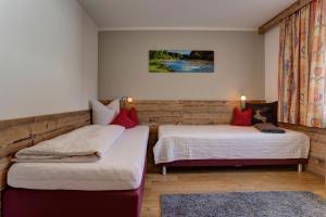 Łóżko lub łóżka w pokoju w obiekcie Pension Roman
