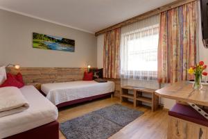 Łóżko lub łóżka w pokoju w obiekcie Pension Roman