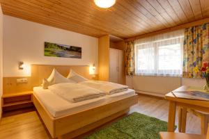 sypialnia z dużym łóżkiem w pokoju w obiekcie Pension Roman w mieście Pettneu am Arlberg
