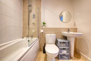 Ένα μπάνιο στο Cute 2 bed flat in the heart of Derby By 20Property Stays Short Lets & Serviced Accommodation +33 φωτογραφίες