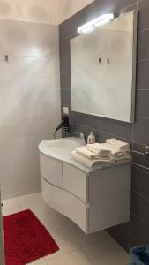 Ένα μπάνιο στο Achille Apartment