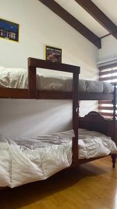 2 literas en una habitación con techo en M&E Dpto Zona Primitiva en Ushuaia