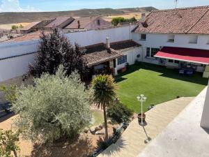une vue aérienne d'une maison avec une cour dans l'établissement Casa de los Recuerdos, à Cuéllar