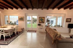 un salon avec un canapé et une table dans l'établissement Casa de los Recuerdos, à Cuéllar