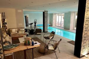 un salon avec une piscine et une table et des chaises dans l'établissement Casa de los Recuerdos, à Cuéllar