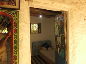 een woonkamer met een bank en een raam bij Le Sommet Naturel in Chefchaouene
