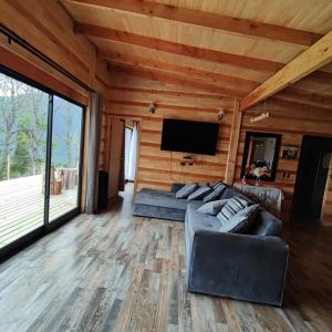 Televiisor ja/või meelelahutuskeskus majutusasutuses cabaña vista nilahue