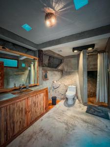 La salle de bains est pourvue de toilettes et d'un lavabo. dans l'établissement Lush Atitlán, à San Marcos La Laguna