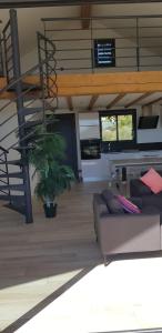 - un salon avec un canapé et une table dans l'établissement Sublime haut de villa aperçu mer /hippodrome /, à Cagnes-sur-Mer