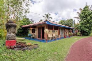 una pequeña casa al lado de una carretera en Hawaiian Balinese Temple House en Pahoa