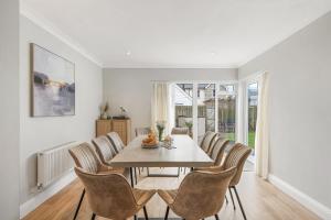 a dining room with a table and chairs at Estura in Uny Lelant