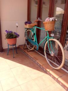een blauwe fiets geparkeerd naast een raam met bloemen in manden bij Próximo al Parque de Cabárceno Chalet vacacional Casa Pedro La Abadilla in La Abadilla