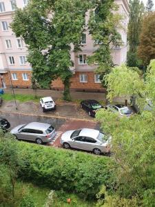 um grupo de carros estacionados num parque de estacionamento em Stary Mokotów, blisko metra em Varsóvia