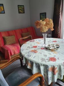 uma sala de estar com uma mesa com um vaso de flores em Stary Mokotów, blisko metra em Varsóvia