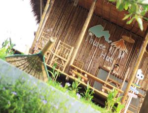 Ein Garten an der Unterkunft Phuree Hut