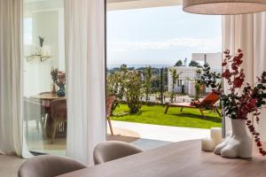 comedor con vistas a la sala de estar en Exclusive New Apartment within Santa Clara and Marbella Golf & Country Club, en Marbella