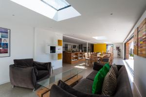 Μια τηλεόραση ή/και κέντρο ψυχαγωγίας στο Hall Farmhouse.. dog friendly, large outdoor pool, BBQ and fire pit