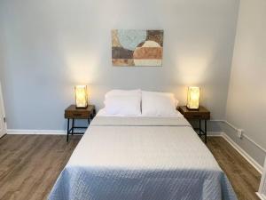 um quarto com uma cama grande e 2 mesas de cabeceira em Modern cozy 1BD/1BA Apt in Federal Hill em Baltimore