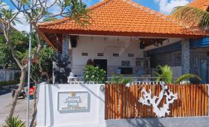 uma casa com um telhado laranja e uma cerca em Sarinah Beach - Bistro & Bungalow em Nusa Penida