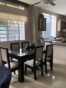 comedor con mesa y sillas en la cocina en Linda suite para hospedarte en la Final, en Guayaquil