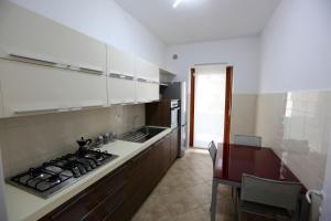 a kitchen with a stove and a counter top at Casa Michela in LʼAquila