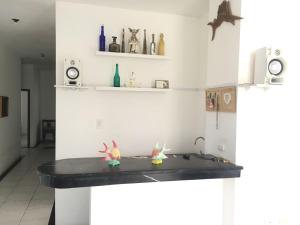 uma cozinha com um balcão preto num quarto em Flor de Lis Beach House, villa vacacional em Playas