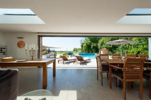 Μπαλκόνι ή βεράντα στο Hall Farmhouse.. dog friendly, large outdoor pool, BBQ and fire pit