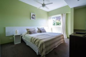 ein Schlafzimmer mit einem großen Bett mit Fenster in der Unterkunft Hotel Arte del Rey in Pinamar + 23 Fotos