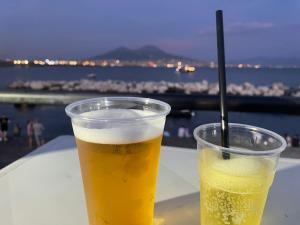 ein Glas Bier auf einem Tisch mit einem Drink in der Unterkunft Giulieda in Wonderland in Neapel