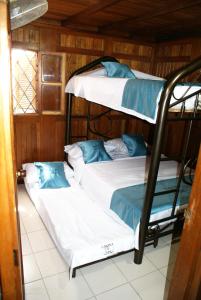 a couple of bunk beds in a room at Cabaña Parejas y Familias Condominio Campestre cerca Rodadero con Piscinas in Santa Marta