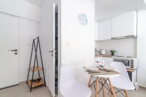 Kuchyňa alebo kuchynka v ubytovaní New Studio in the Heart of City Center