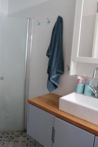 a bathroom with a sink and a mirror at דירה מהממת ברעננה לשומרי שבת וכשרות in Ra‘ananna