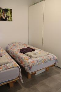 2 camas individuales en una habitación con una foto en la pared en דירה מהממת ברעננה לשומרי שבת וכשרות en Ra‘ananna