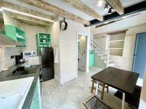 - une cuisine avec une table en bois dans une chambre dans l'établissement The Cliffs - Casa Valdeflores, à Viveiro