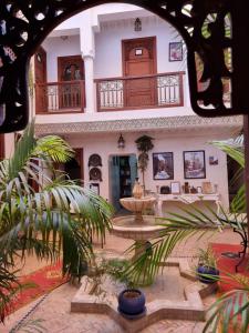 un edificio con una fuente en medio de un patio en Riad Chams Marrakech, en Marrakech