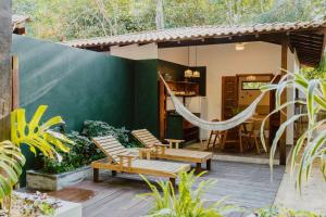 eine Terrasse mit Hängematte und ein Haus in der Unterkunft Recanto Alter do Chão in Alter do Chao