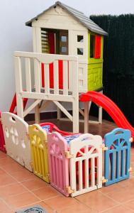 un juego de juguetes con una casa y un parque infantil en Casa Botero, en El Bosque