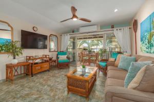 uma sala de estar com um sofá e uma mesa em Kona Isle C38 em Kailua-Kona