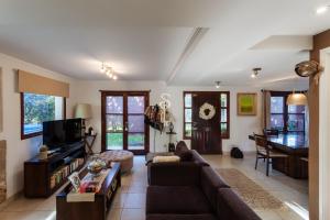 a living room with a couch and a table at Acogedor chalet a 5 minutos de las playas. in Mar del Plata