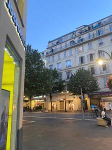 um edifício numa rua em frente a um edifício em Studio sur avenue jean médecin à Nice em Nice