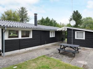 Dannemareにある6 person holiday home in Dannemareの黒い家