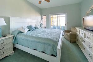 Tempat tidur dalam kamar di Lovely Samoset Beach Access Condo
